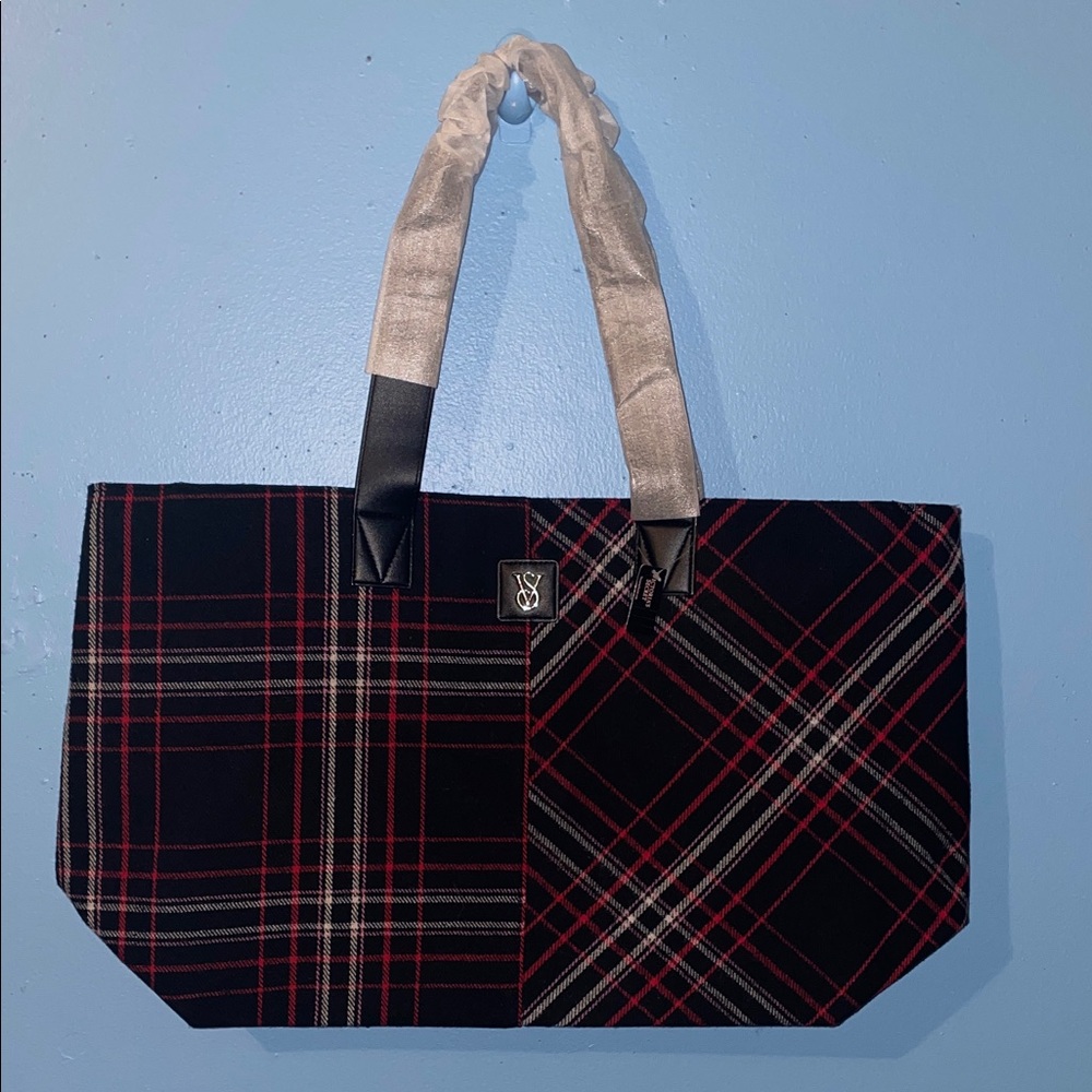 NWT VICTORIA SECRET Chic Black and Red Plaid Tote with Black handles